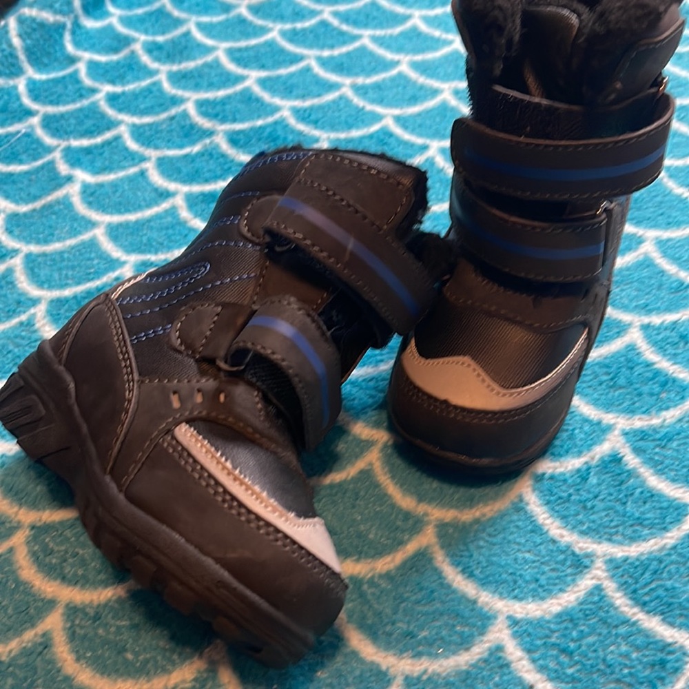 Totes 6T snow boots with Velcro closure